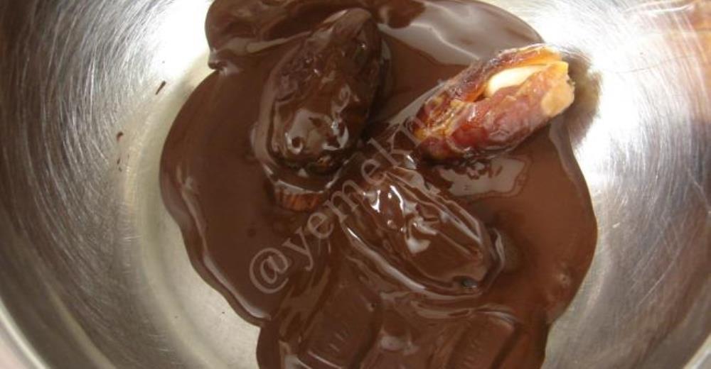 Bademli Çikolatalı Hurma Tatlısı