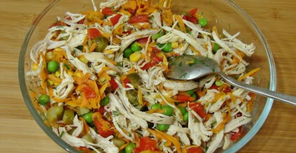 Garnitürlü Tavuk Salatası
