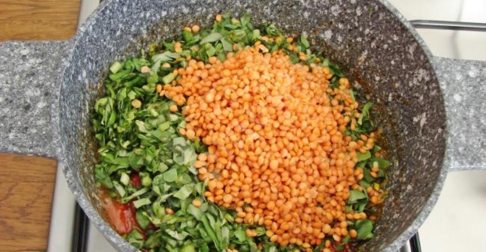 Semizotlu Kırmızı Mercimek Çorbası